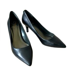 Monet Designed in Italy Black Leather Pumps in like new condition size 6